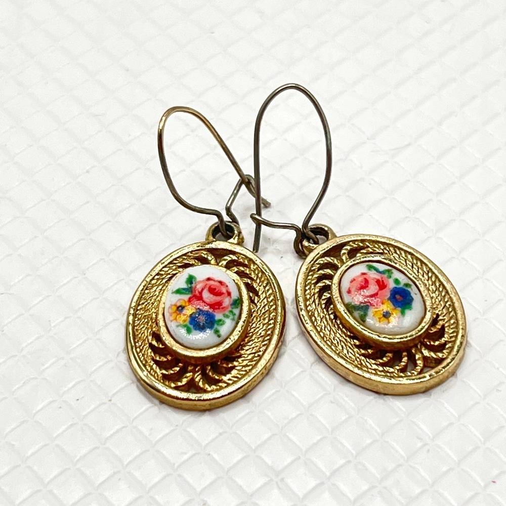 Vintage Dainty SARAH COVENTRY Oval Floral Flower Cameo Gold Tone Dangle Earrings